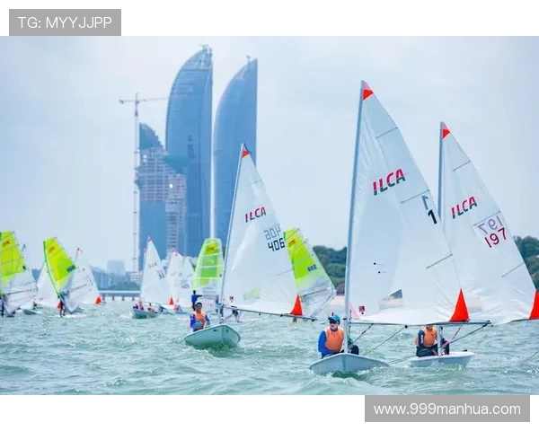 水上运动会帆船帆板破浪前行